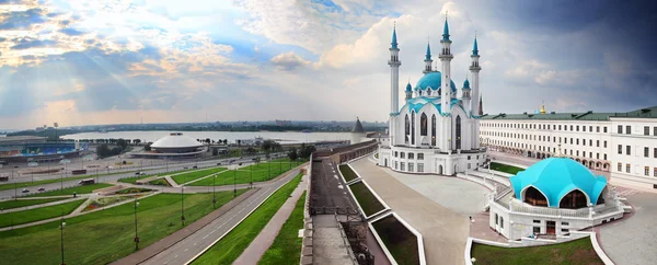 Panorama con moschea kul sharif nel Cremlino kazan — Foto Stock