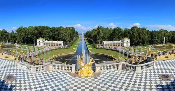 Berühmte petergof-brunnen in st. petersburg russland — Stockfoto