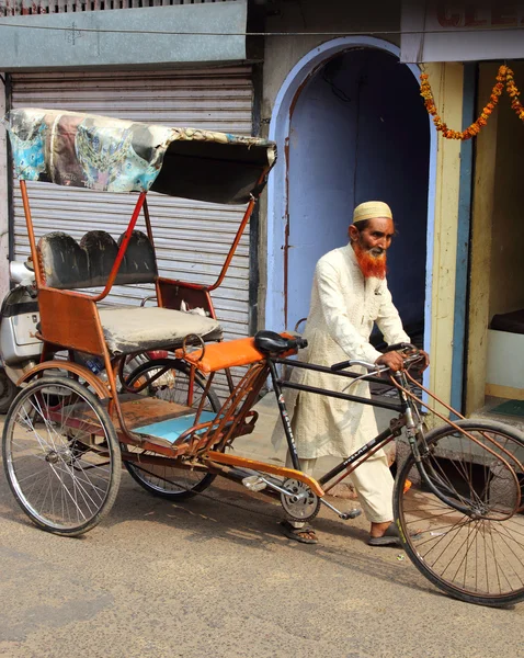 Old indian man rickshaw rolls his bike on street — Stock Photo, Image