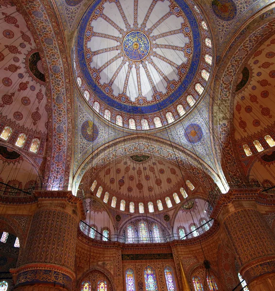 Interior de la mezquita sultanahmet en Estambul — Foto de Stock