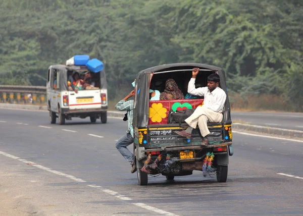 인도로에 자동 인력거 — 스톡 사진