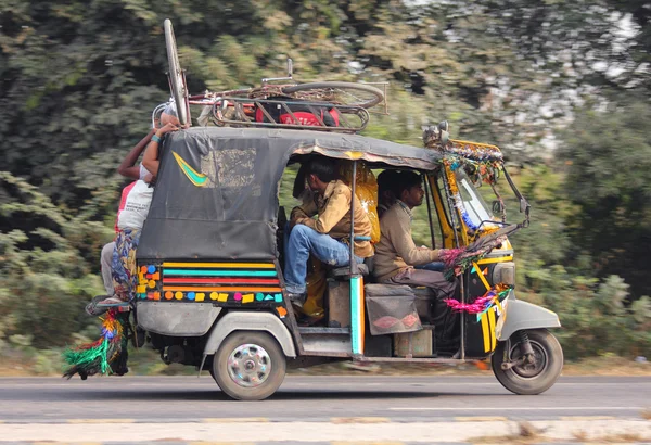 Авто рикша на индийской дороге — стоковое фото