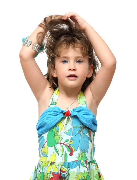 Gadis kecil yang menggemaskan mengangkat rambutnya — Stok Foto
