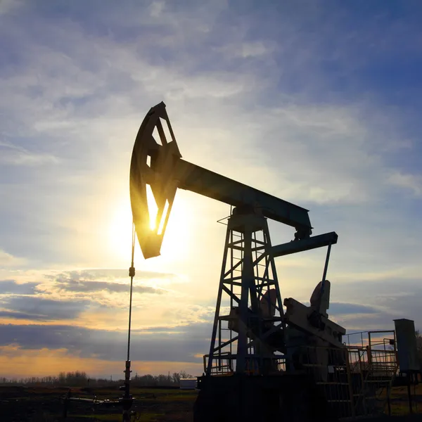 Нефтяной насос на закате — стоковое фото