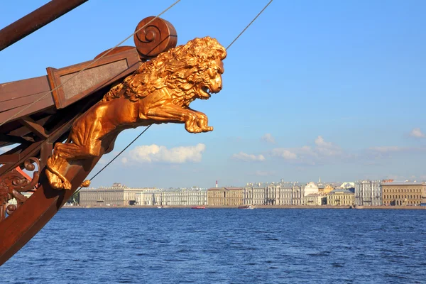 Escultura de león en barco en San Petersburgo — Foto de Stock