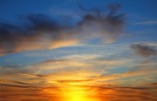 天空风景美丽的夕阳与 — 图库照片