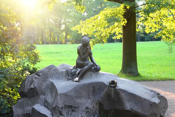 Meisje met kruik standbeeld in Poesjkin park st. petersburg — Stockfoto