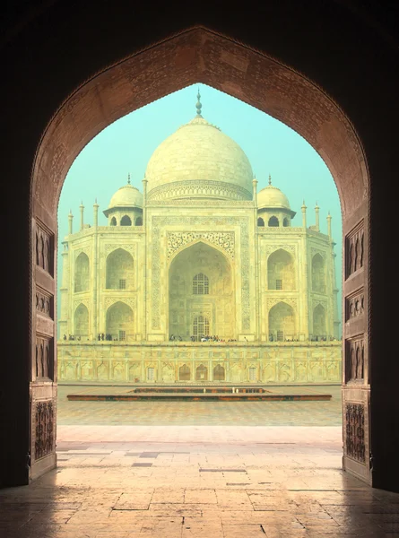 View on Taj Mahal mausoleum from arch — Stock Photo, Image