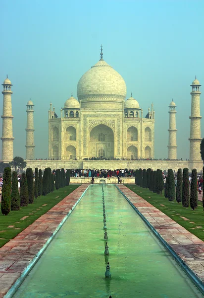 Taj Mahal - famous mausoleum in India — Stock Photo, Image