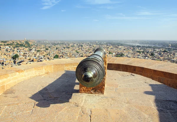 Gamla kanonen på taket till jaisalmer fort — Stockfoto