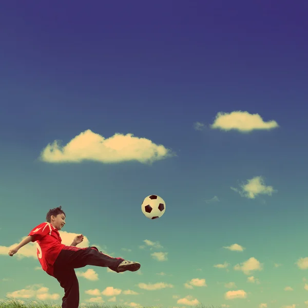 Asiatico ragazzo giocare calcio vintage retrò stile — Foto Stock