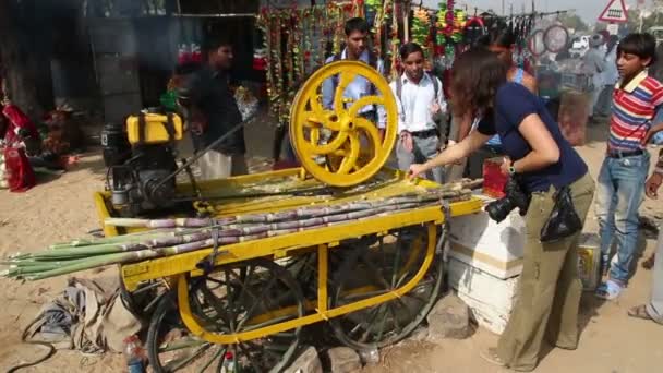 Máquina prensa jugo fresco de caña de azúcar en la India — Vídeo de stock