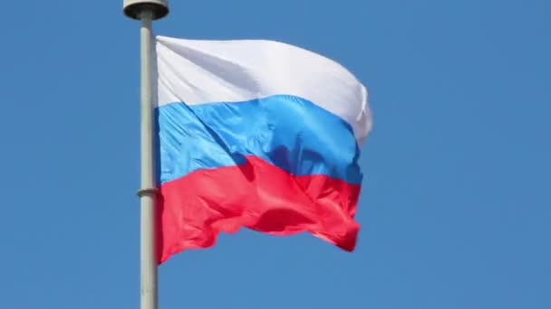 Bandera rusa sobre fondo azul cielo — Vídeos de Stock