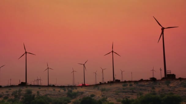 Větrná farma - soustružení mlýny proti timelapse sunrise — Stock video