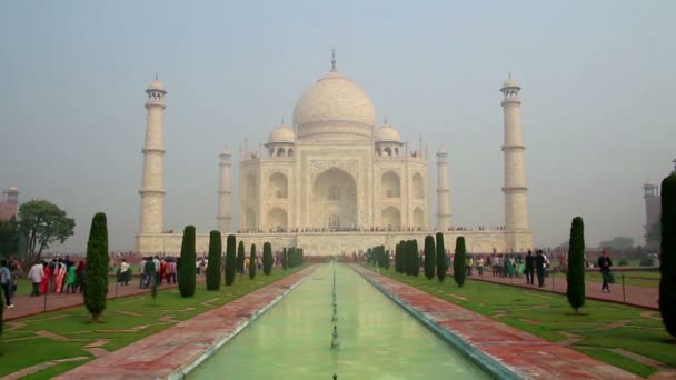 Taj mahal - pověstný mausoleum v Indii agra — Stock video