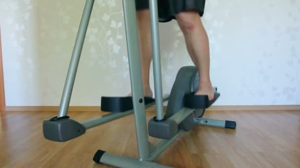 Hombre con sobrepeso piernas haciendo ejercicio en ellipsoide entrenador — Vídeo de stock