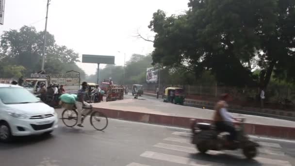Κυκλοφορίας στην οδό ινδική σε Άγκρα — Αρχείο Βίντεο