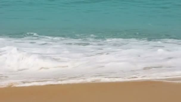 Olas de agua de mar turquesa y playa de arena — Vídeo de stock