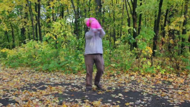 Father playing with baby in autumn park — Stock Video