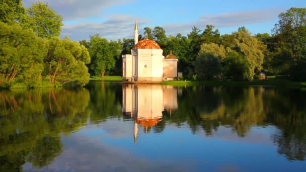 Turkish bath pavilion on lake in Pushkin park St. Petersburg Russia — Stock Video