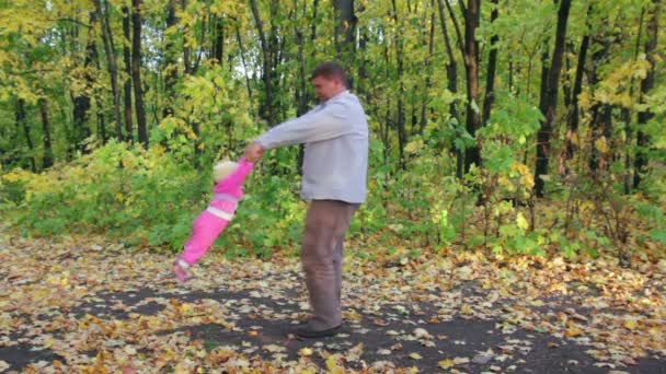 Apa baba őszi parkban játszó — Stock videók