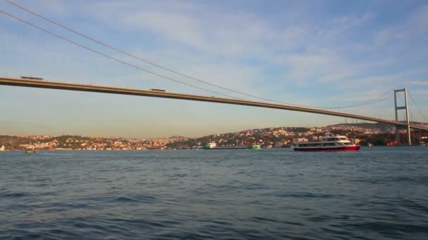 Brug over de Bosporus zeestraat in Istanboel — Stockvideo