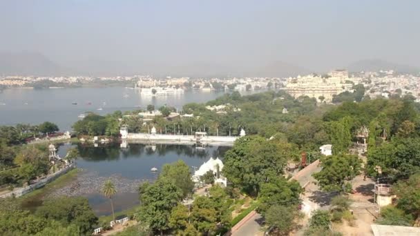 Blick von der Standseilbahn auf See und Paläste in Udaipur Indien — Stockvideo