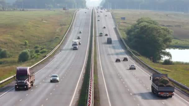 Voitures voyageant sur l'autoroute - timelapse — Video