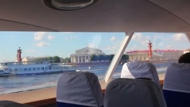 Navega por el río Neva en barco de pasajeros - San Petersburgo — Vídeos de Stock
