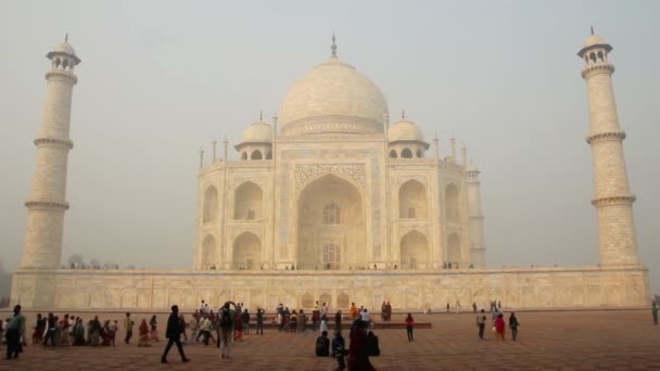 Taj mahal - pověstný mausoleum v Indii agra — Stock video