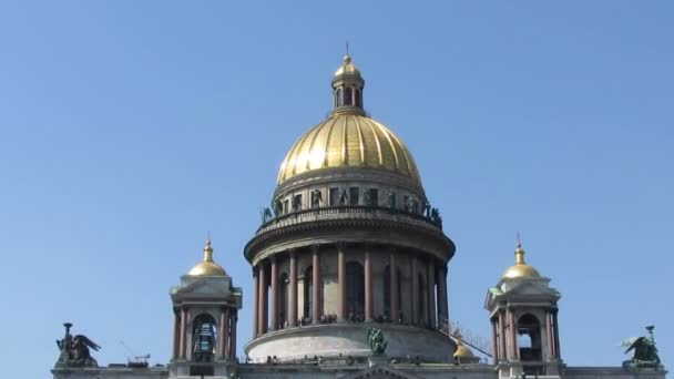 Isaakiy cathedral church in Saint-petersburg, Russia - zoom in — Stock Video