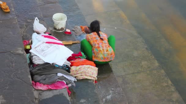 Indiase vrouw wassen van kleren in het meer — Stockvideo