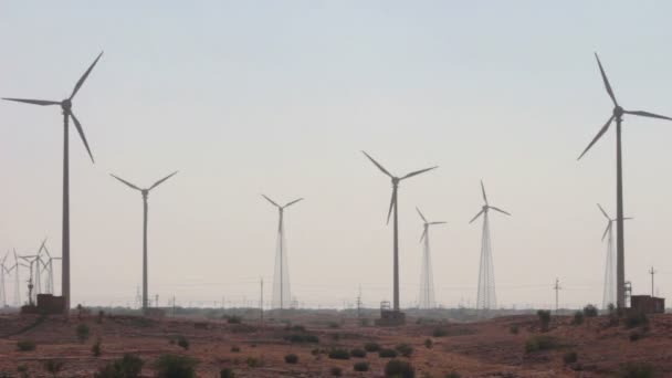 Вітроелектростанція перетворює вітрові млини — стокове відео