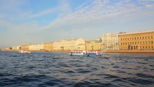 Река Нева в Санкт-Петербурге Россия - стрельба с лодки — стоковое видео