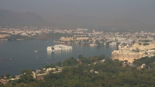 Ландшафт с озером и дворцами в Удайпуре Индия — стоковое видео