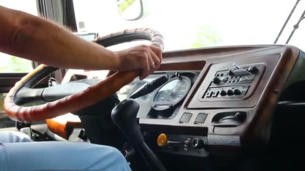 Mann fährt mit der Hand in Bus — Stockvideo