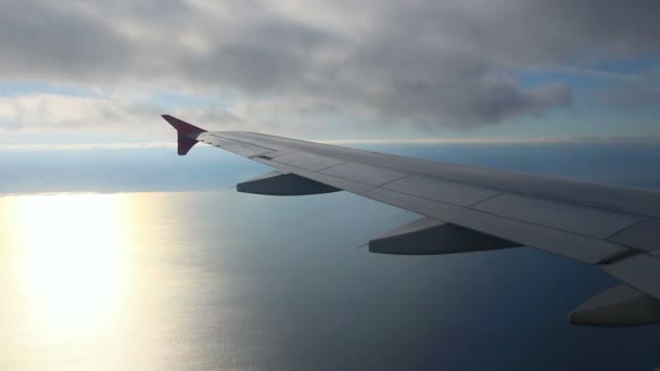 Вид на крыло и море с самолета — стоковое видео