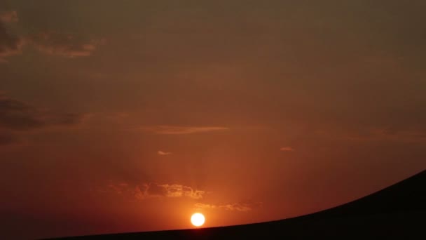 Salida del sol en el desierto - timelapse — Vídeo de stock