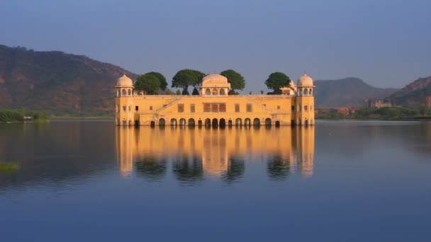 JAL Махал - палац на озері в Індії в Джайпур — стокове відео
