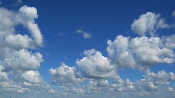 Zeitraffer mit Wolken, die sich zu Ihnen bewegen — Stockvideo