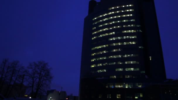 Timelapse avec ascenseurs dans un immeuble de bureaux moderne à l'aube — Video