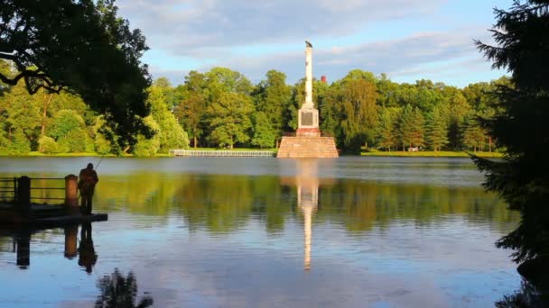 Памятник на озере в Пушкинском парке Санкт-Петербурга Россия — стоковое видео