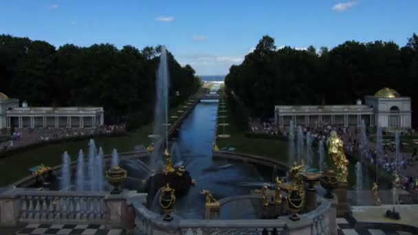 Petergof słynnej fontanny w Sankt Petersburgu, Rosja — Wideo stockowe