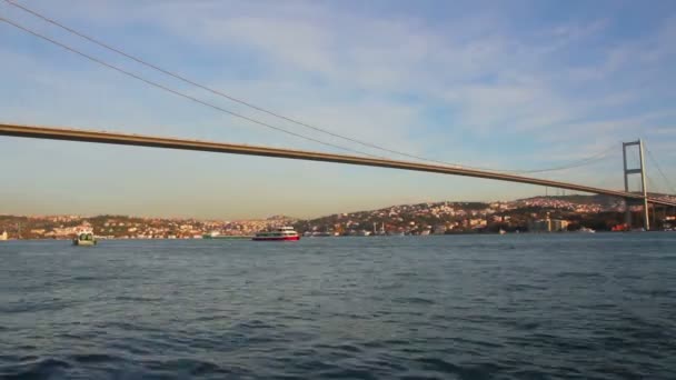 Brug over de Bosporus zeestraat in Istanboel — Stockvideo