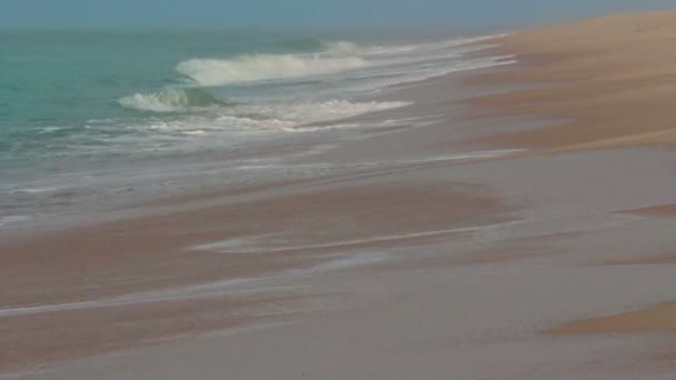 Olas de agua de mar turquesa y playa de arena — Vídeos de Stock