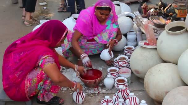 Vrouwen verf potten in de stad markt - jodhpur india — Stockvideo