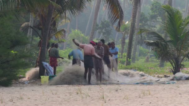 Рыбаки готовят рыболовные сети для рыбалки - Индия — стоковое видео