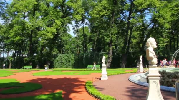 Gerenoveerde zomer tuin park in st. petersburg, Rusland — Stockvideo
