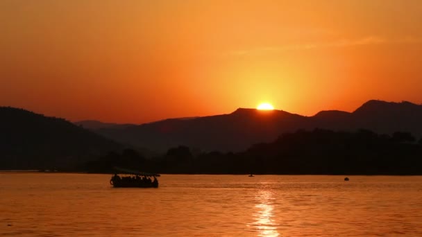 Sunset bulvarında göl - udaipur, Hindistan — Stok video