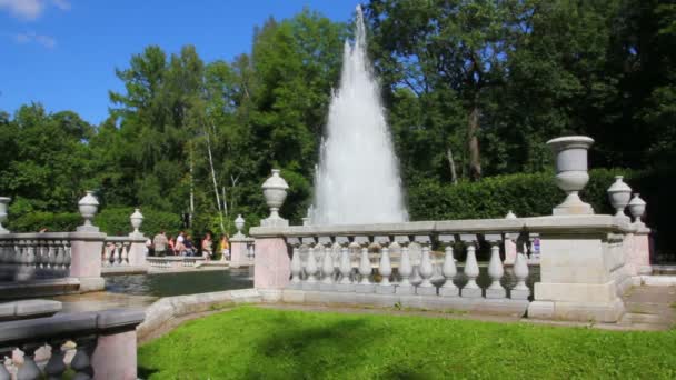 Eva fontána v ruském Petrohradu park petergof — Stock video